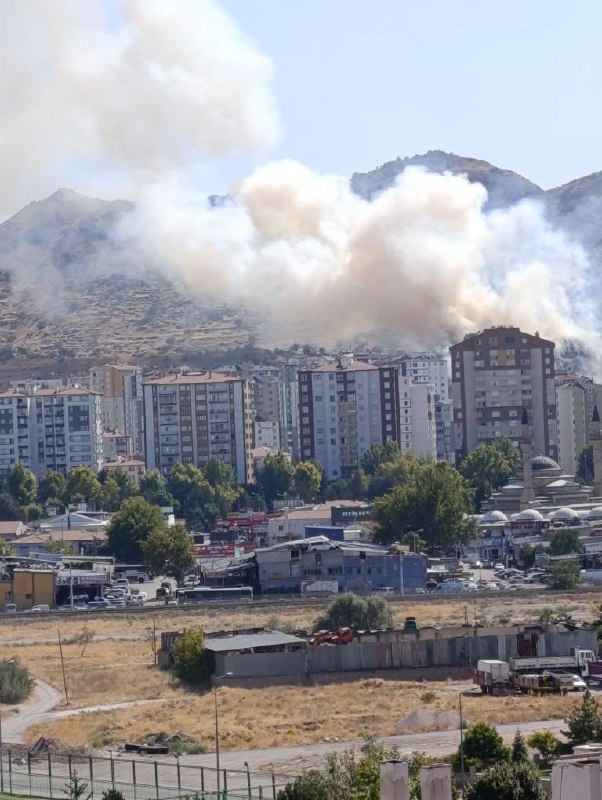 Esentepe ve Altınoluk’ta boş arazilerde yangın